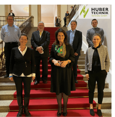 HTV zu Besuch bei Landtag. Gruppenfoto mit Fr. Kaniber, Veronika Kamm und Heidi Huber-Kamm.